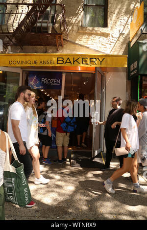 Bloqué sur Broadway et Dominique Ansel Bakery célèbrent la Journée nationale de S'Mores avec une distribution en magasin l'apparence au Dominique Ansel boulangerie. Doté d''atmosphère : où : New York, New York, United States Quand : 12 août 2019 Crédit : Joseph Marzullo/WENN.com Banque D'Images