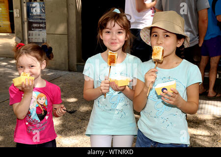 Bloqué sur Broadway et Dominique Ansel Bakery célèbrent la Journée nationale de S'Mores avec une distribution en magasin l'apparence au Dominique Ansel boulangerie. En vedette : Delaney Quinn, Fiona Morgan Quinn, Charlie Tassone Où : New York, New York, United States Quand : 12 août 2019 Crédit : Joseph Marzullo/WENN.com Banque D'Images