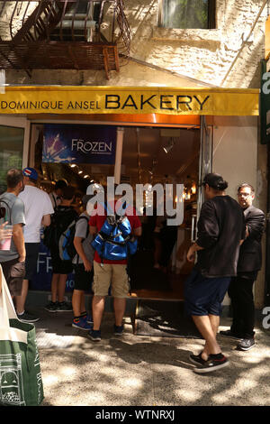 Bloqué sur Broadway et Dominique Ansel Bakery célèbrent la Journée nationale de S'Mores avec une distribution en magasin l'apparence au Dominique Ansel boulangerie. Doté d''atmosphère : où : New York, New York, United States Quand : 12 août 2019 Crédit : Joseph Marzullo/WENN.com Banque D'Images