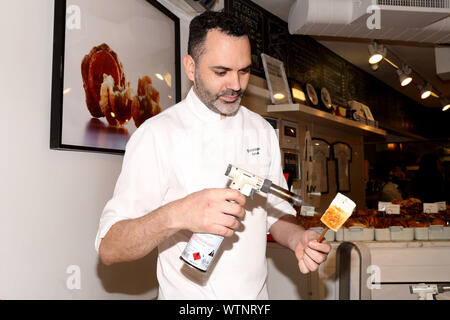 Bloqué sur Broadway et Dominique Ansel Bakery célèbrent la Journée nationale de S'Mores avec une distribution en magasin l'apparence au Dominique Ansel boulangerie. Avec : Dominique Ansel Où : New York, New York, United States Quand : 12 août 2019 Crédit : Joseph Marzullo/WENN.com Banque D'Images