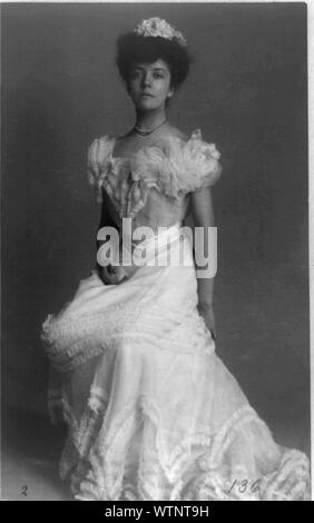 Mme Alice (Roosevelt) Longworth, portrait en pied, face vers la gauche ; le port de robe de bal Banque D'Images