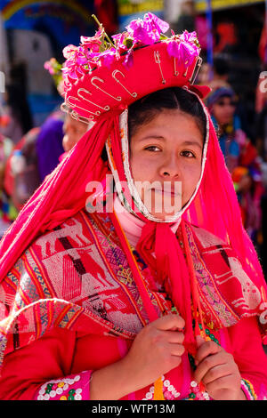 Femmes péruviennes, portrait d'une jeune péruvienne vêtue de costumes traditionnels, costumes traditionnels, regardant la caméra, Cusco, Pérou. Banque D'Images