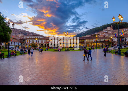 Population locale à la ville de Cusco Plaza de Armas pendant le coucher du soleil, fin d'après-midi, Plaza de Armas Cuzco, Plaza de Armas Cusco, Pérou. Banque D'Images