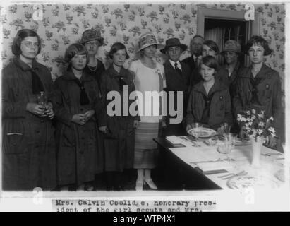 Mme Calvin Coolidge et Mme Herbert Hoover avec quelques Éclaireuses à l'éclaireuse petite maison, où ils ont montré pour Mme Coolidge les performances de la maison faire. Banque D'Images