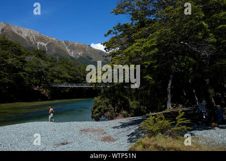 Dallas Hewett aller pour une baignade dans une crique près du Lacs Mavora, Southland, Nouvelle-Zélande. Banque D'Images