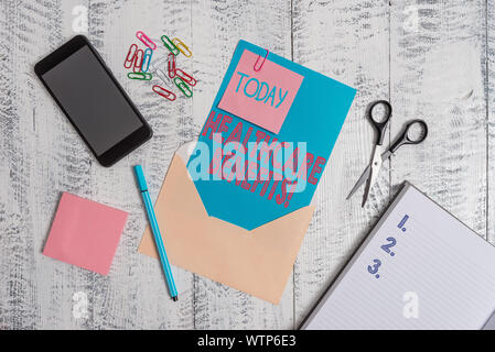 Écrit remarque montrant les avantages sociaux. Concept d'affaires pour valueprovided marché foire mensuelle à la charge de l'employé feuille enveloppe note smartphone Banque D'Images