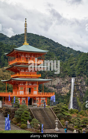 SHINGU, JAPON - 27 octobre 2007 : Le point de vue de la Pagode à trois étages du Temple Seigantoji avec la chute de Nachi sur l'arrière-plan. La préfecture de Wakayama, Banque D'Images