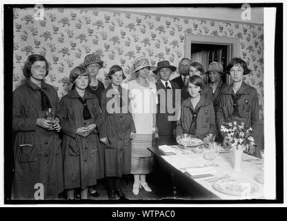 Mme Coolidge et Mme Herbert Hoover à Girl Scouts' petite maison, 5/16/25 Banque D'Images