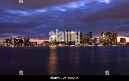 Boston skyline at night, avec des gratte-ciel réflexion sur l'océan, Massachusetts, USA Banque D'Images