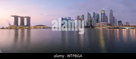 Singapour - 5 Sep 2019 : horizon emblématique de Singapour se reflète dans les eaux de la baie de la marina au lever du soleil, avec le Sands Resort, le Musée ArtScience Banque D'Images