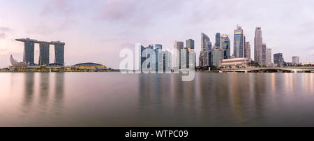 Singapour - 5 Sep 2019 : horizon emblématique de Singapour se reflète dans les eaux de la baie de la marina au lever du soleil, avec le Sands Resort, le Musée ArtScience Banque D'Images