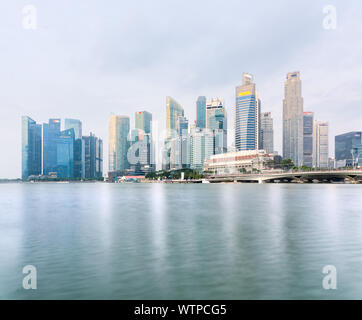 Singapour - 5 Sep 2019 : horizon emblématique de Singapour se reflète dans les eaux de la baie de la marina au lever du soleil, avec le Sands Resort, le Musée ArtScience Banque D'Images