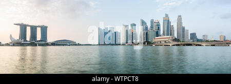 Singapour - 5 Sep 2019 : horizon emblématique de Singapour se reflète dans les eaux de la baie de la marina au lever du soleil, avec le Sands Resort, le Musée ArtScience Banque D'Images