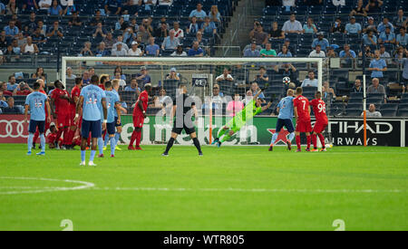 New York, NY - 11 septembre 2019 : Alexandru (Mitrita NYCFC non illustré) de but marqué pendant les match contre Toronto FC MLS au Yankee Stadium match tirer 1 - 1 Banque D'Images