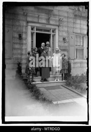 Mme Herbert Hoover et Mme Coolidge à Girl Scouts' petite maison, 5/16/25 Banque D'Images