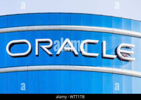 1 août, 2019 Redwood City / CA / USA - logo Oracle à leur administration centrale dans la Silicon Valley ; Oracle Corporation est une société de technologie informatique multinationale Banque D'Images