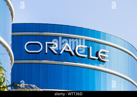 1 août, 2019 Redwood City / CA / USA - logo Oracle à leur administration centrale dans la Silicon Valley ; Oracle Corporation est une société de technologie informatique multinationale Banque D'Images