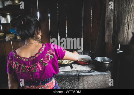 Cuisine Cuisine traditionnelle de la femme au Guatemala Banque D'Images