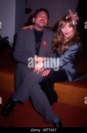 West Hollywood, Californie, USA 4 décembre 1994 Acteur Harvey Fierstein et comédienne Judy Tenuta assister Project Angel Food's Conception Divine le 4 décembre 1994 au Centre de design pacifique de West Hollywood, Californie, USA. Photo de Barry King/Alamy Stock Photo Banque D'Images