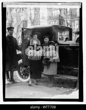 Mme Louise Cromwell Brooks & les enfants, 2/25/21 Banque D'Images