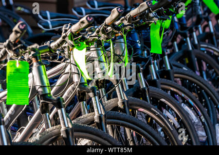 Aspen, USA - Le 24 juin 2019 : Snowmass village ville centre commercial en centre-ville de Colorado avec magasin de sports de montagne location de vélos gros plan sur sa Banque D'Images