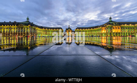 Bordeaux de nuit ; place de la Bourse, Bordeaux, France Banque D'Images