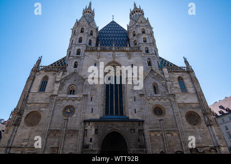 Vienne, Autriche - 15 août 2019 : la cathédrale St Stephen, Tours romanes à l'ouest, avant avec la porte du Géant Banque D'Images