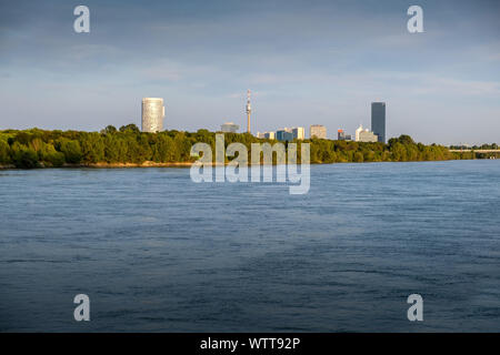 Vienne, Autriche - 15 août 2019 : Danube et gratte-ciel de Donaustadt au coucher du soleil à Vienne Banque D'Images