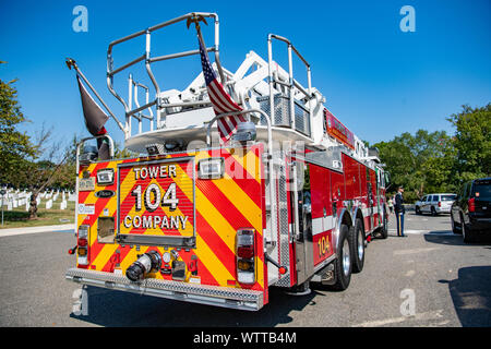 Un camion d'incendie à partir de l'Arlington County Fire Department parcs à l'extérieur de l'amphithéâtre du Souvenir au Cimetière National d'Arlington, Arlington, Virginie, le 11 septembre 2019. James Schwartz, ancien chef du service d'incendie du comté d'Arlington, et il Povlitz, chef, Service des incendies du comté d'Arlington, a participé ce jour dans une armée rend hommage à Wreath-Laying sur la Tombe du Soldat inconnu sur le 18e anniversaire de l'attaques terroristes du 11 septembre. ACFD a été la première agence en réponse à l'attaque du pentagone le 11 septembre, dirigé par Schwartz. (U.S. Photo de l'armée par Elizabeth Fraser / Arlington National Cemetery / r Banque D'Images