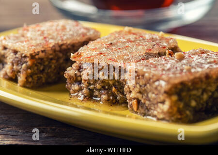 Morceaux de Sheki halva sur une assiette. Les sucreries de l'Est Banque D'Images