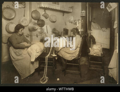 Mme Palontona et fille de 13 ans, Michaeline, travaillant sur des dentelles en cuisine sale de leur tenement home, 213 E. 111e Rue, 3e étage. Ils étaient tous deux très analphabètes. La mère est en dentelle fantaisie et une fille m'a vendu le morceau qu'elle a travaillé. Les photographies des archives de la Commission nationale sur le travail des enfants (États-Unis) Banque D'Images