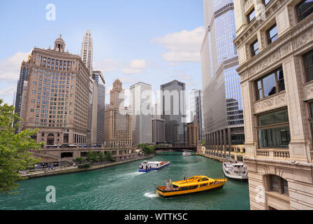 Avec de l'eau de la rivière Chicago et taxi bateaux naviguant entre le beau gratte-ciel skyline, New York, USA Banque D'Images