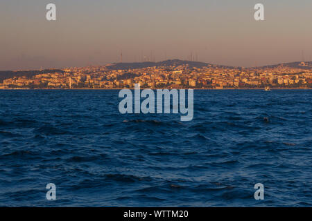 Ville sur la rive du Bosphore à Istanbul, à la soirée Banque D'Images