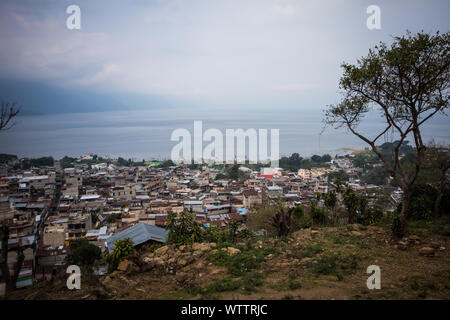 Vista de San Pedro La Laguna sur le lac Atitlan au Guatemala Banque D'Images