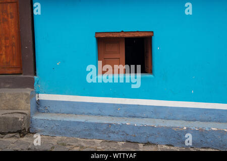 Dans la fenêtre mur bleu au Guatemala Banque D'Images