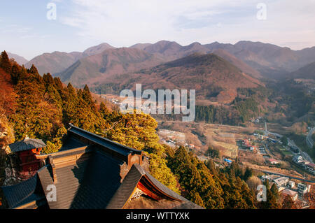 Nokyodo Kaisando hall pavillon avec vue sur la vallée de montagne village en soirée à Yamadera Risshaku ji. Yamagata - Japon Banque D'Images