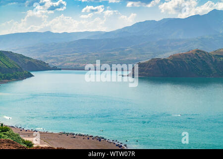 Lac de montagne en été, l'Ouzbékistan, Charvak Banque D'Images