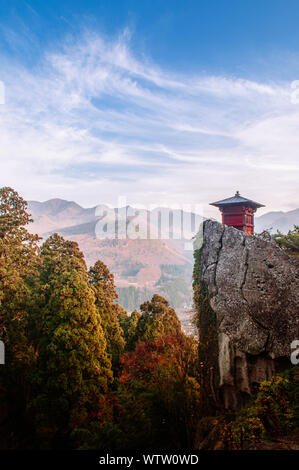 Nokyodo sutra rouge bâtiment référentiel sur rocher en soirée à Yamadera Risshaku ji. Yamagata - Japon Banque D'Images