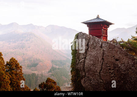 Nokyodo sutra rouge bâtiment référentiel sur rocher en soirée à Yamadera Risshaku ji. Yamagata - Japon Banque D'Images