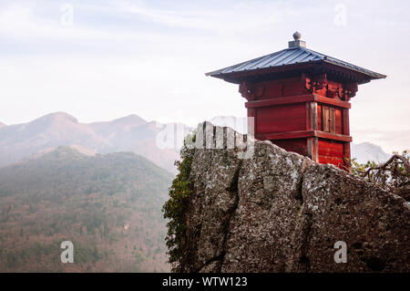 Nokyodo sutra rouge bâtiment référentiel sur rocher en soirée à Yamadera Risshaku ji. Yamagata - Japon Banque D'Images