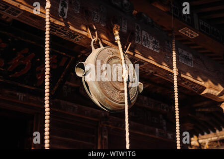 DEC 3, 2018 Yamagata, Japon - Japonais shinto bronze antique ou Suzu bell avec une corde qui pendait au plafond en bois à Yamadera Temple Risshaku ji temp Banque D'Images