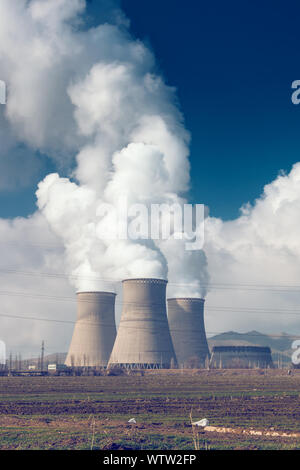 Les tuyaux de l'usine d'une épaisse couche de fumée blanche à l'énergie thermique de l'usine nucléaire environnement polluantes Banque D'Images