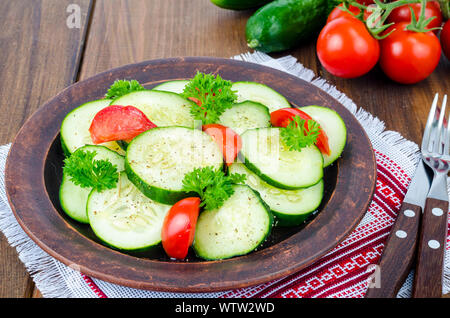 Le régime alimentaire salade de concombres et tomates fraîches, coupées en tranches sur la table en bois Banque D'Images