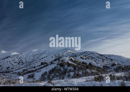 Alpes montagne pittoresque partiellement couvert par la neige, la fin de l'automne Banque D'Images