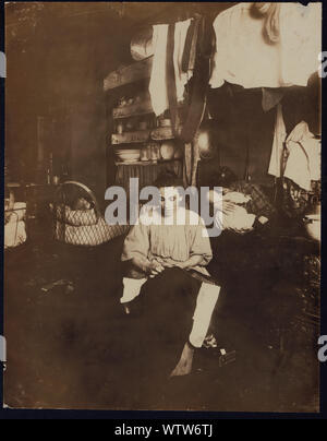 Mme Tony Racioppo, 260, rue Elizabeth, NEW YORK) 1er étage, finition arrière pantalon dans dirty tenement home. Bien [gh] c'est une maison, l'endroit est très délabré. Le ahllway [c.-à-d., couloir] est dans le même état qu'à que l'un à 266 Elizabeth (voir photo). Bébé a eu mauvaise toux. Mère dit remet de la rougeole. Les photographies des archives de la Commission nationale sur le travail des enfants (États-Unis) Banque D'Images