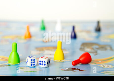 Jeux de société pour l'accueil. Jetons en plastique de couleur et les dés sur l'arrière-plan de jeux . Selective focus Banque D'Images