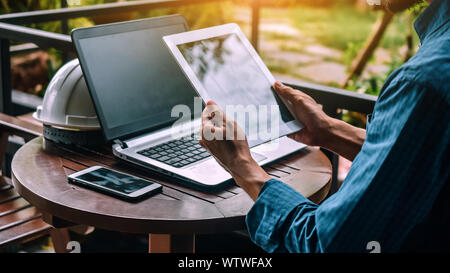 Connexion, personne, à l'aide, les gens, l'homme, homme d'affaires, ordinateur portable, téléphone mobile, tablette, concept, sombre, en bois, en ligne, sans fil, espace de travail, bureau, cellule, Banque D'Images