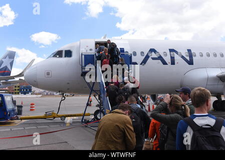 Les passagers à l'intérieur d'un embarquement vu LATAM Airlines Airbus à l'aéroport Teniente Alejandro Velasco ASTETE à Cusco. Banque D'Images