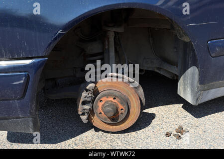 Vieux, rouillé de disques de frein avant et les plaquettes de frein de l'étrier dans la voiture Banque D'Images