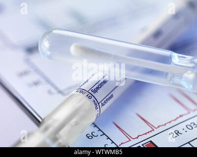 Un coton imbibé de l'acide désoxyribonucléique (ADN) de l'échantillon avec les résultats des tests génétiques. Banque D'Images